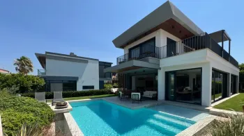 Çeşme'de Plaja 100 Adım Mesafede Lüks Villa